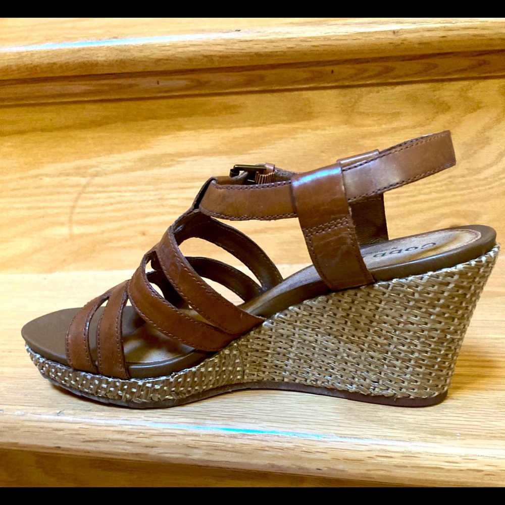 Cobb Hill Leather Wedge Sandler. 8 1/2M
